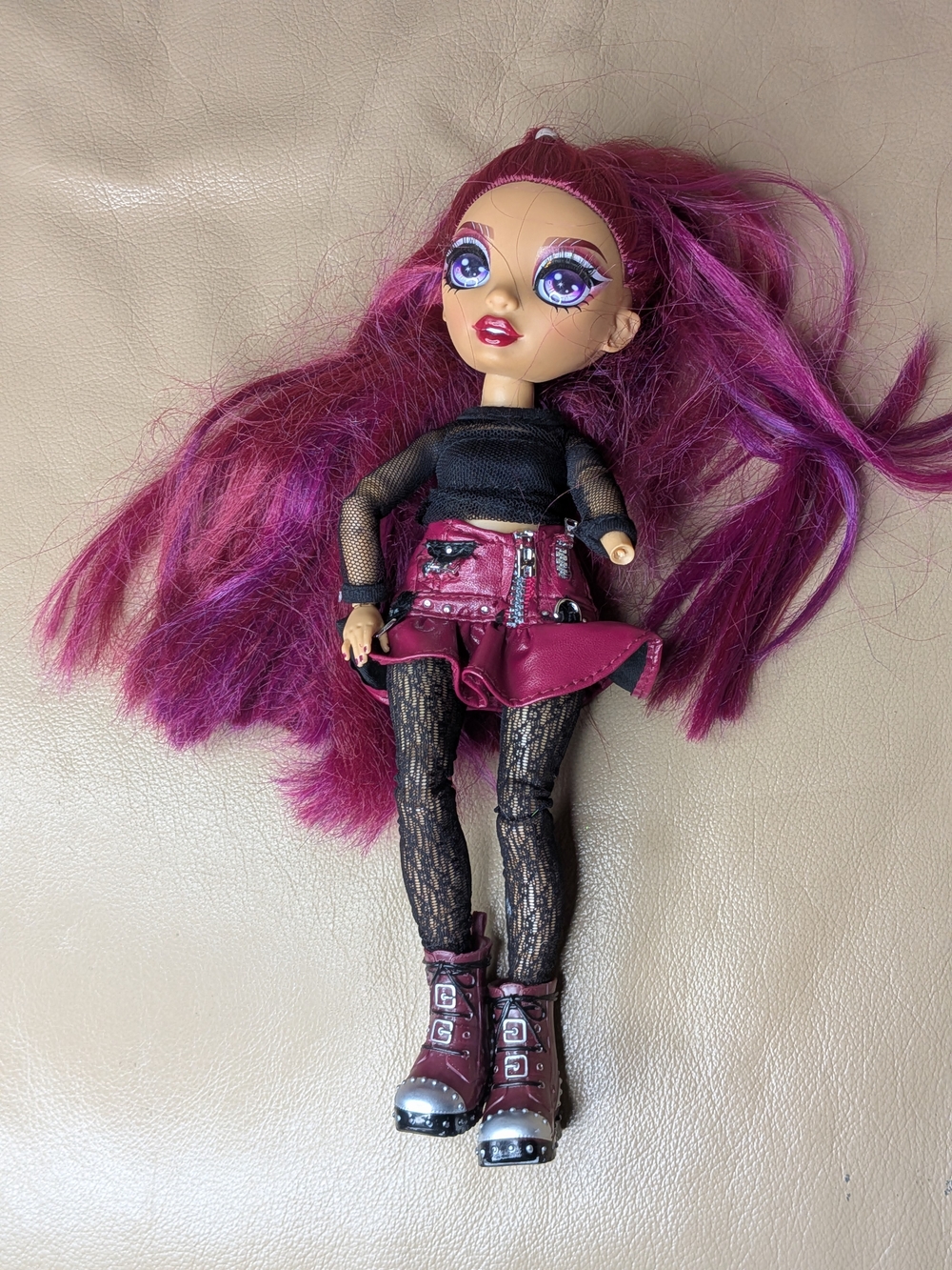 MGA Ente Rainbow High Fashion Doll Mila Berrymore - Missing One Hand